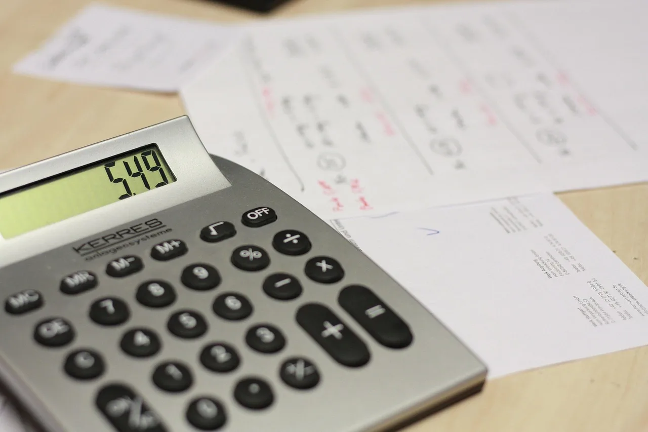 calculator, table, invoice, work, pay, calculator, calculator, calculator, calculator, invoice, invoice, invoice, invoice, invoice. HVAC contractor bookkeeping: cash, invoices and reserves