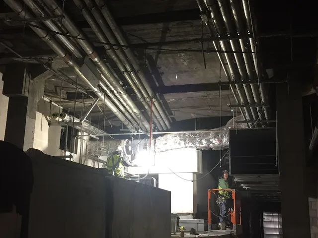 Continued installation of overhead ductwork in the HVAC room of the future LIRR concourse. (CM014B, 03-11-2019). Montreal ductwork contracts RBQ: rules, Bill 101 and NEQ